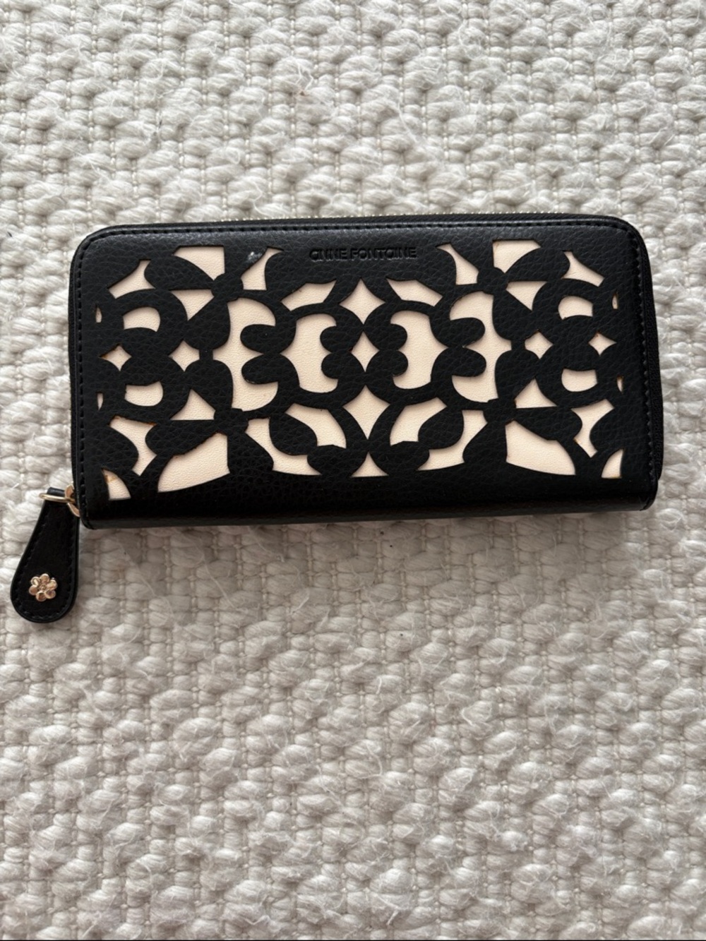 Anne Fontaine Cute & Little Black Cutout Zip Wallet with Cream Underlay